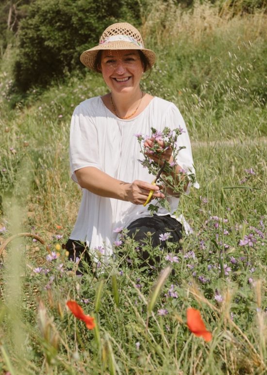 Me siento feliz rodeada de la belleza natural del campo, caminar entre las flores y sentir su aroma fresco y suave. Sentir el aire en la car...