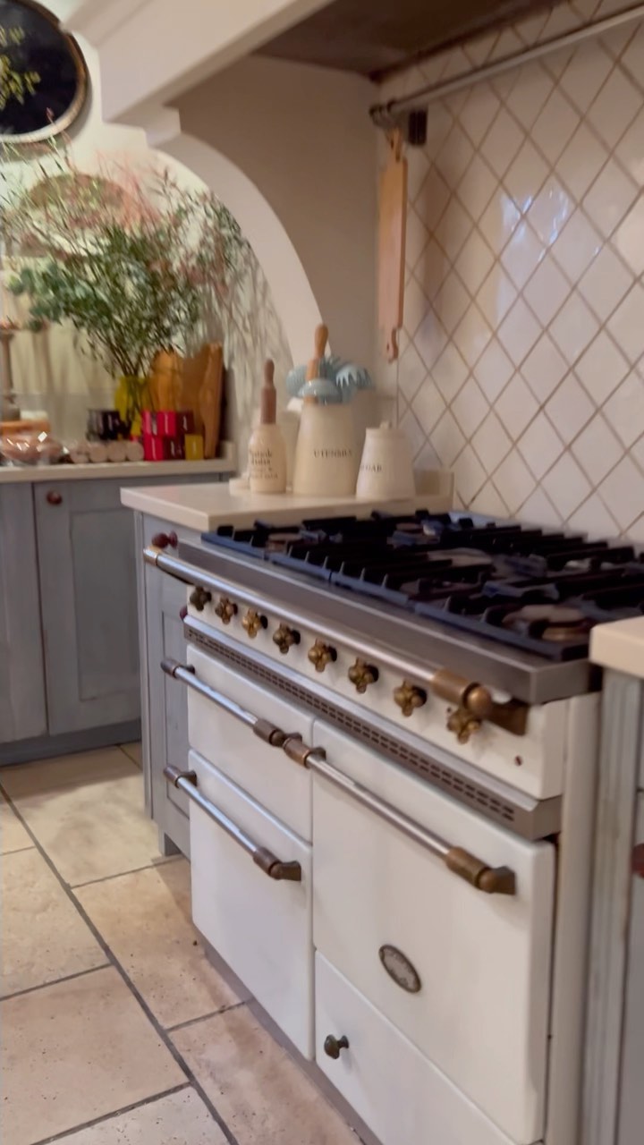 Que bonito es cocinar en casas y jardines como el de @veredadelcortijo en la Sierra de Madrid. Un lugar lleno de vida, cultura, historia, n...