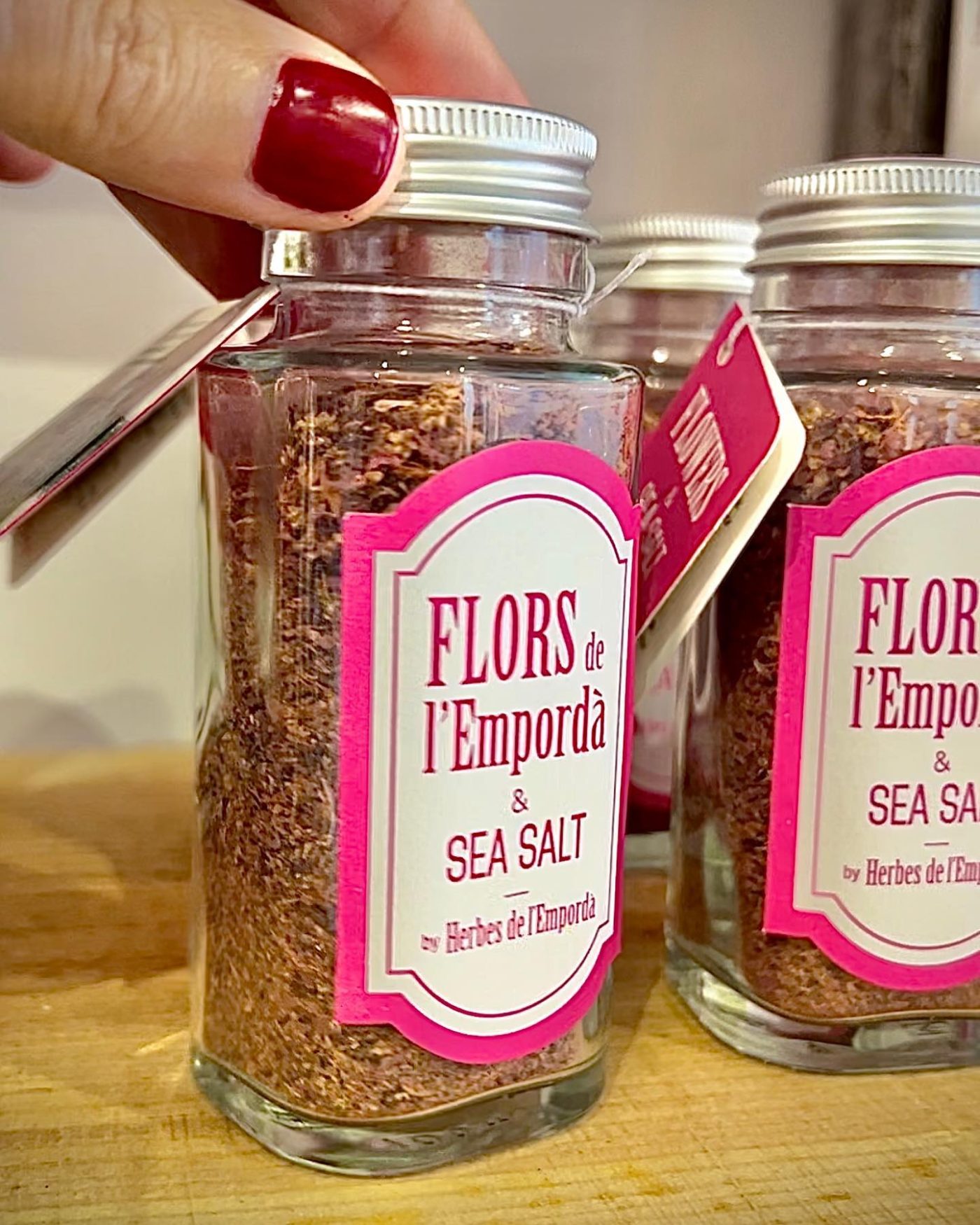 NOVETAT . Sal de flors de l’Empordà. Ja a la venda a la botiga @glaemporda Es tracta d’una Sal marina condimentada amb una barreja que cre...