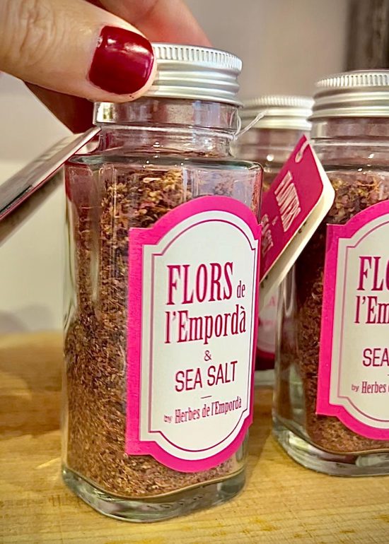 NOVETAT . Sal de flors de l’Empordà.  Ja a la venda a la botiga @glaemporda  Es tracta d’una Sal marina condimentada amb una barreja que cre...